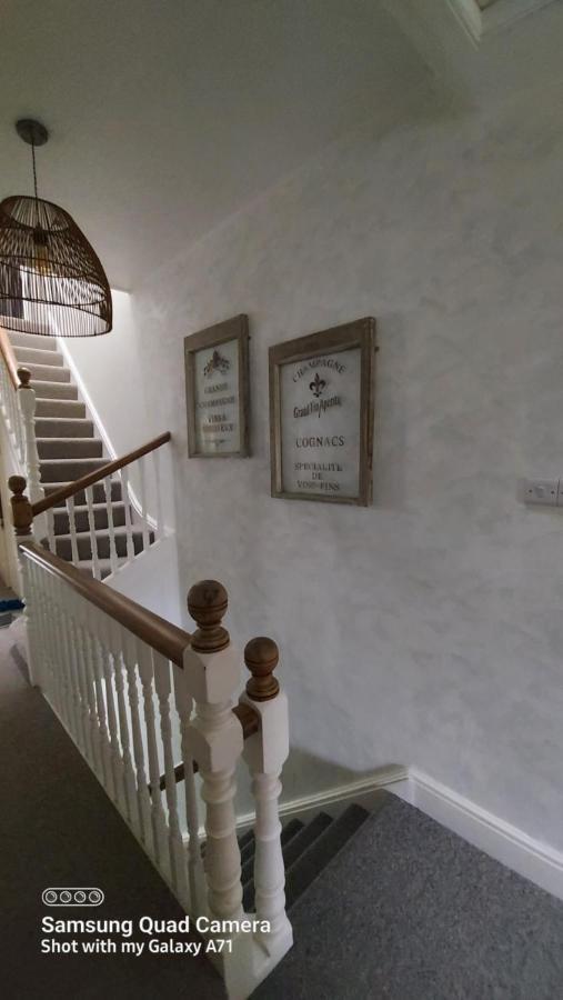Homestay Пул Екстер'єр фото